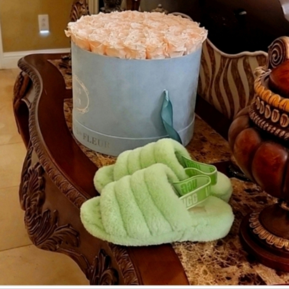 UGG Luxurious Green Shoes Size 7